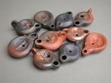 Lampes &agrave; huile, reproductions de sigill&eacute;es, poterie gallo romaine