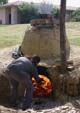 La cuisson dans un four gallo romain à Montans